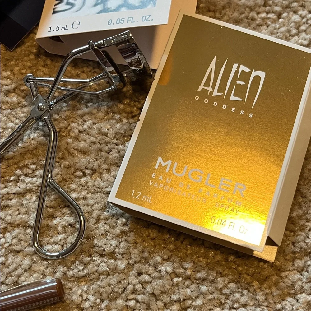 Assorted Beauty and Fragrance Set - Picture 4 of 7